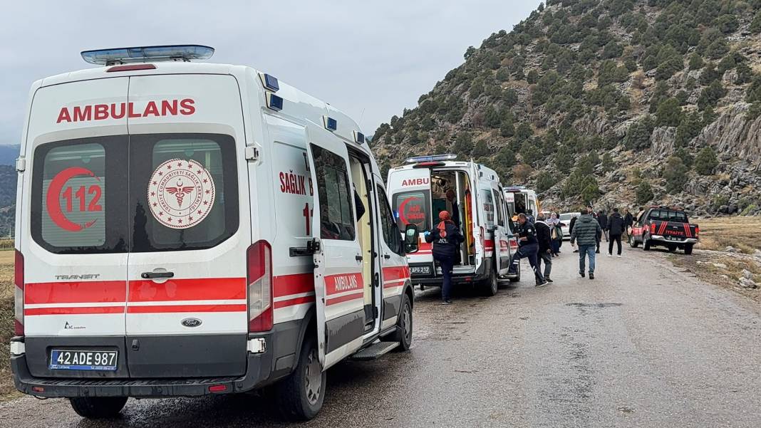 Konya'da otomobil şarampole devrildi! 5 kişi yaralandı 4